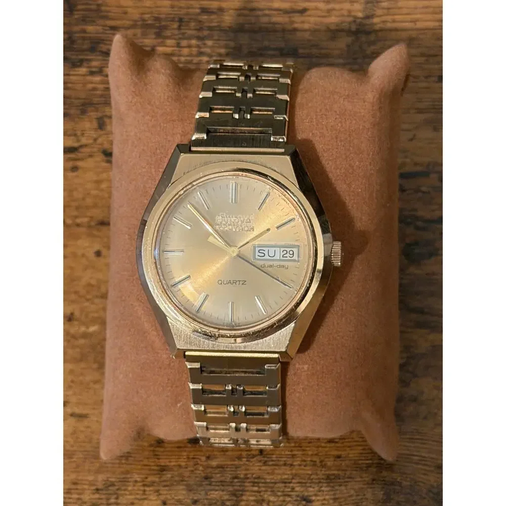 Vintage Bulova Accutron Quartz Dual-Day Gold Tone Watch Day Date Bracelet